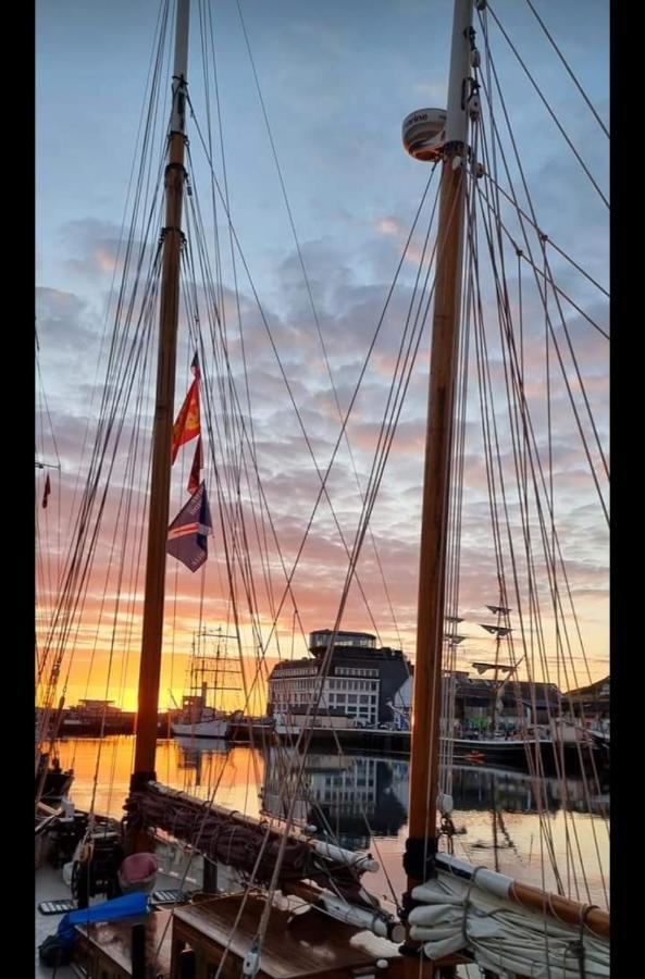 Le Reflet Des Voiles Face Au Port De Fecamp Fécamp Exterior foto